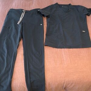 Figs Scrubs Dark Harbor Blue

Size small top
Size small tall bottoms